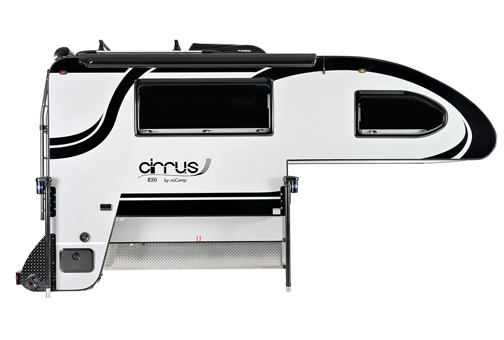 2025-cirrus-820-angle-01